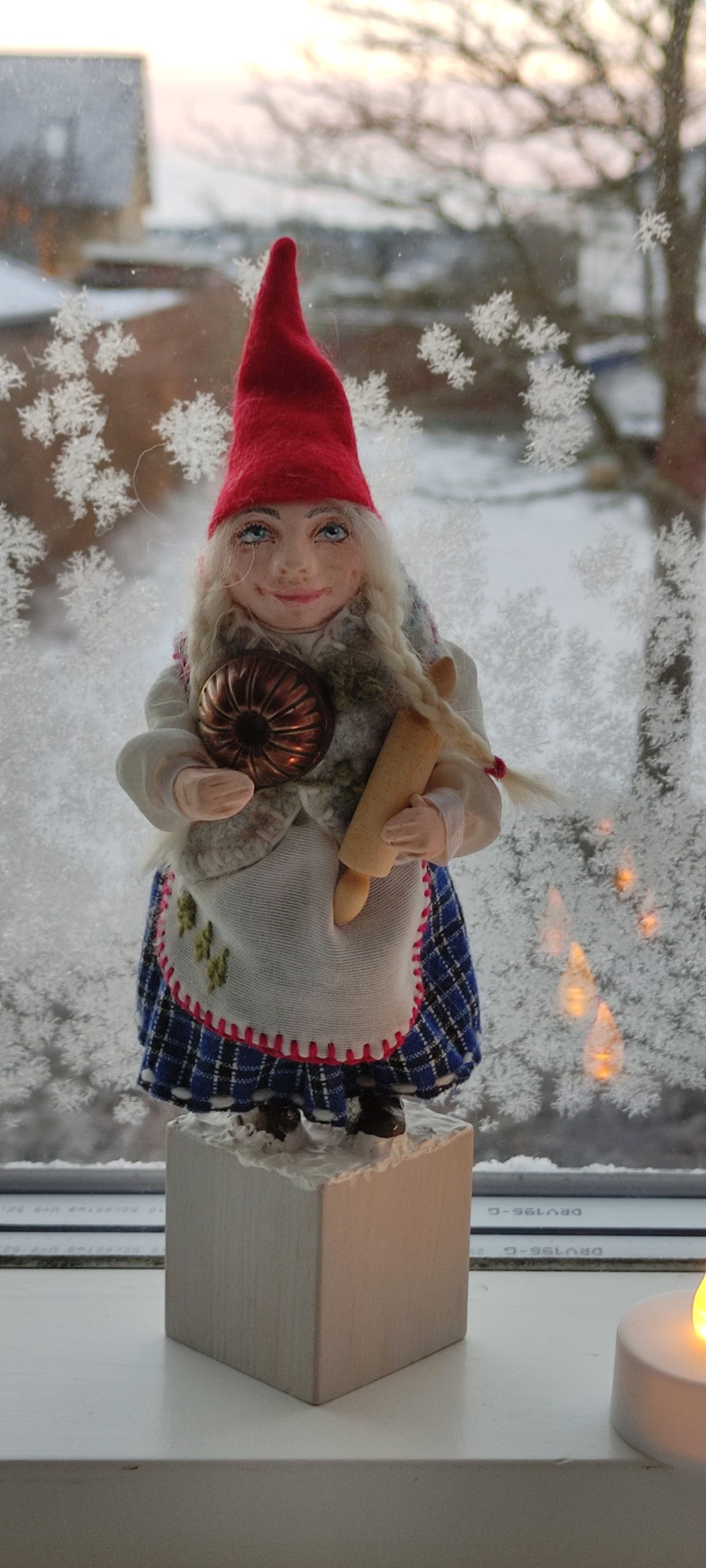Nisse som er i gang med julebagningen